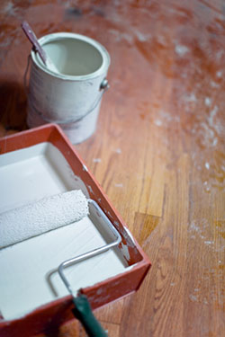 Rosie on the House Paint tray with can